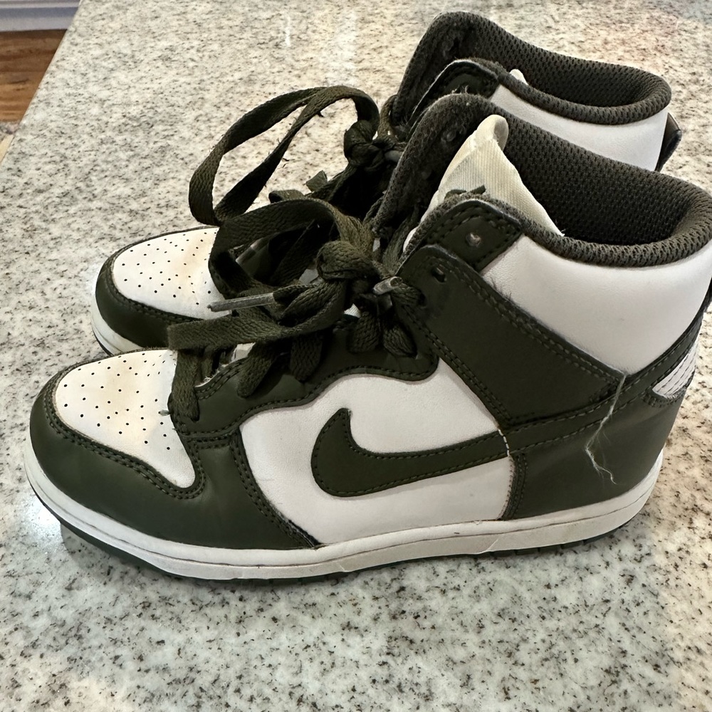 Barely worn Size 1 Nike dunk high